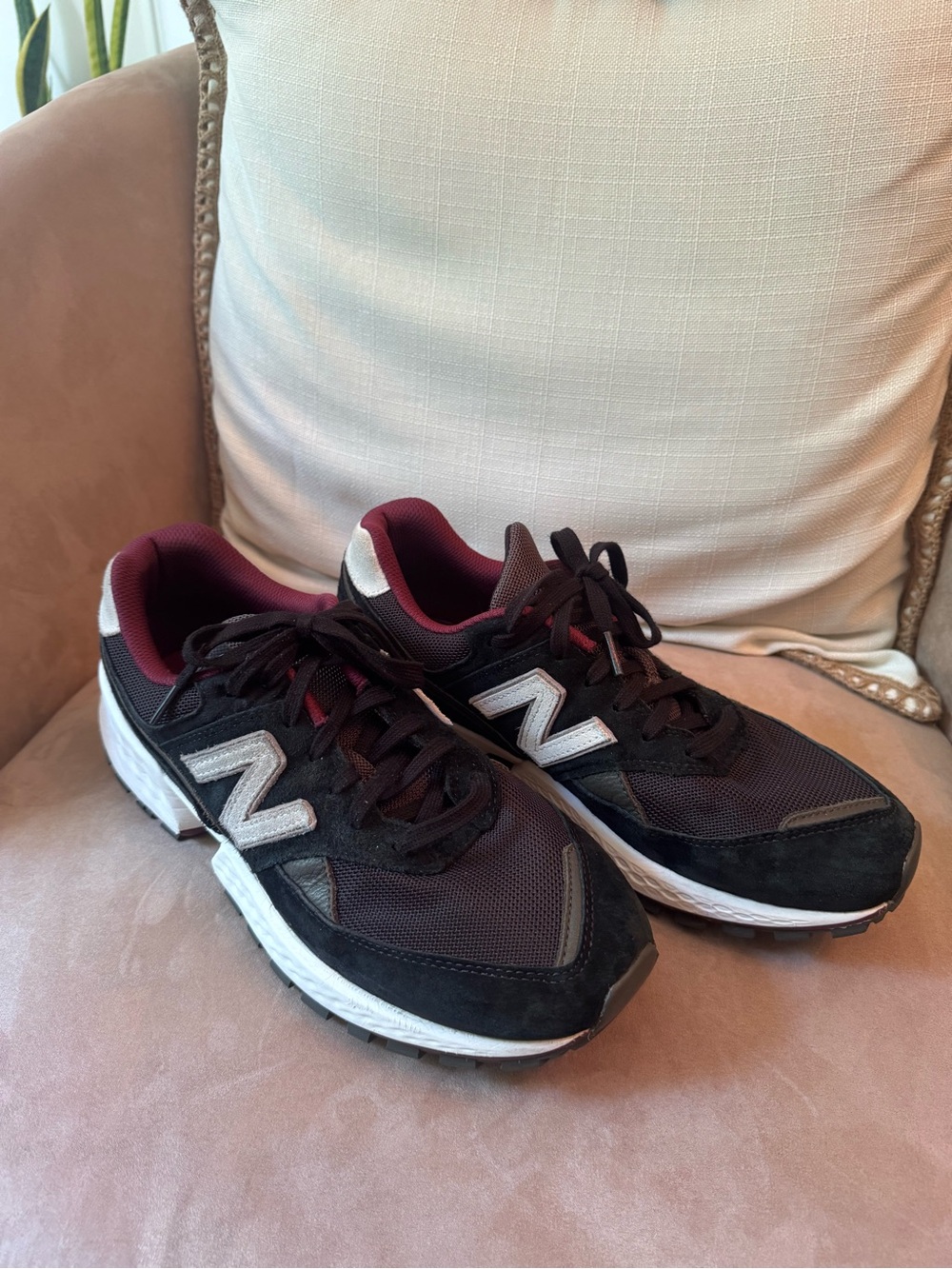 New Balance figs men’s Black & Burgundy Athletic Sneakers size 11 - Picture 2 of 9